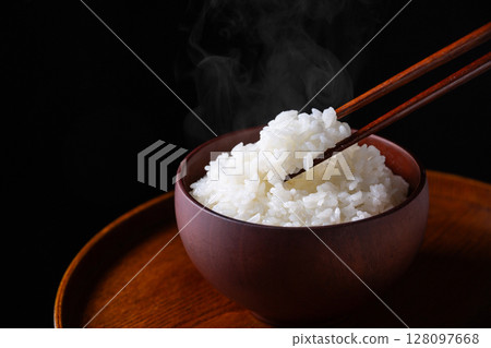 黑色背景中的白飯 黑色背景中的白飯 128097668