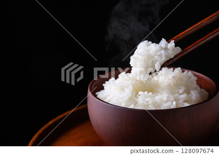 黑色背景中的白飯 128097674