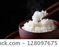 黑色背景中的白飯 128097675