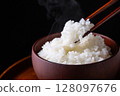 黑色背景中的白飯 128097676