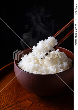 黑色背景中的白飯 黑色背景中的白飯 128097677