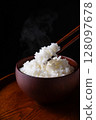 黑色背景中的白飯 128097678