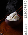 黑色背景中的白飯 128097679
