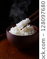 黑色背景中的白飯 128097680