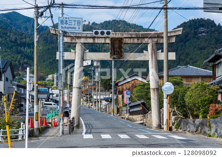 日吉大社的石牌坊和歷史悠久的寺廟小鎮坂本的比叡山街景。滋賀縣大津坂本市 128098092
