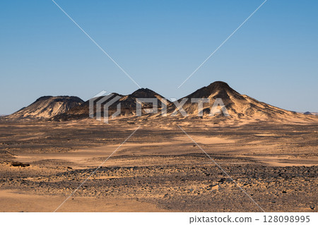 sahara, sand dunes, mountains 128098995