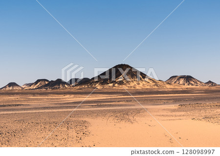 egypt, sahara, sand dunes 128098997