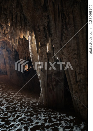 cave, stalactites, underground 128099143
