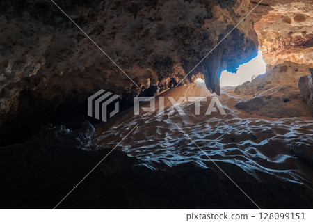 cave, stalactites, limestone 128099151