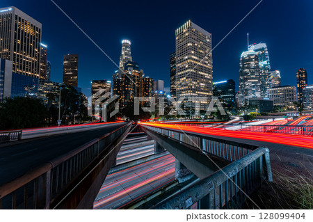 美國洛杉磯市中心的城市景觀與夜景 128099404