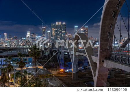 美國洛杉磯市中心的城市景觀與夜景 美國洛杉磯市中心的城市景觀與夜景 128099406