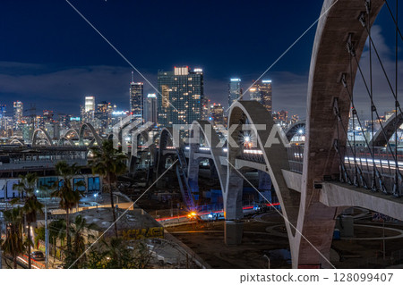 美國洛杉磯市中心的城市景觀與夜景 128099407