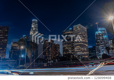 美國洛杉磯市中心的城市景觀與夜景 128099408