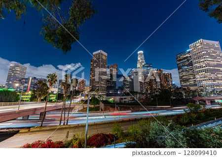 美國洛杉磯市中心的城市景觀與夜景 美國洛杉磯市中心的城市景觀與夜景 128099410