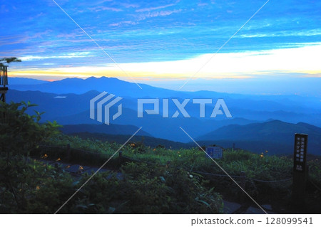 A spectacular view from the top of the Sky Corridor at Kisuge-daira Park in Kirifuri Highlands 128099541