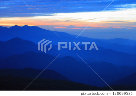 A spectacular view from the top of the Sky Corridor at Kisuge-daira Park in Kirifuri Highlands 128099585