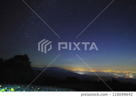 日光霧降高原木菅平公園 從天空迴廊眺望星空與日光夜景 日光霧降高原木菅平公園 從天空迴廊眺望星空與日光夜景 128099642