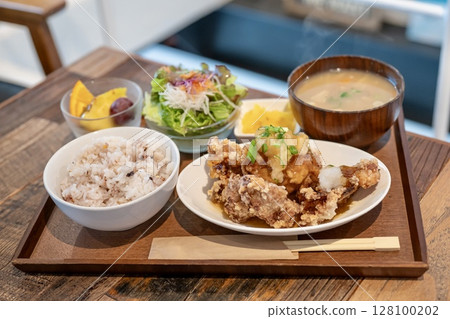 Fried chicken set meal and healthy mixed grain rice 128100202