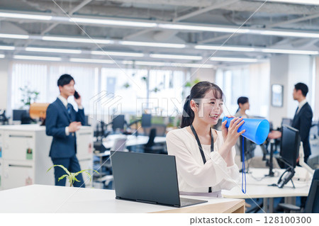 年輕女子在辦公室用擴音器講話 128100300