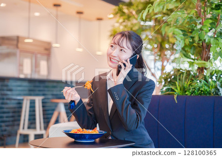 一位微笑的求職女學生在電話裡聊天 128100365