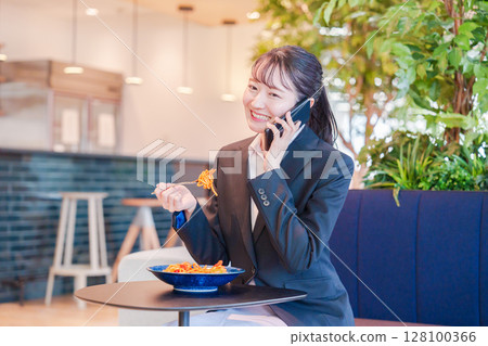 一位微笑的求職女學生在電話裡聊天 128100366