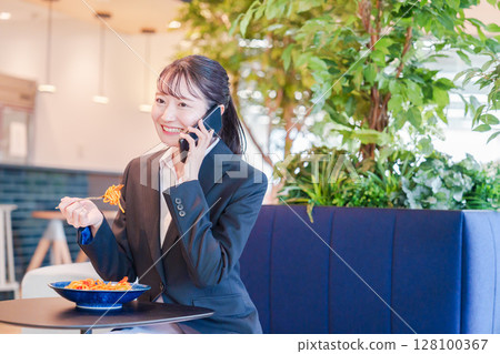 一位微笑的求職女學生在電話裡聊天 128100367