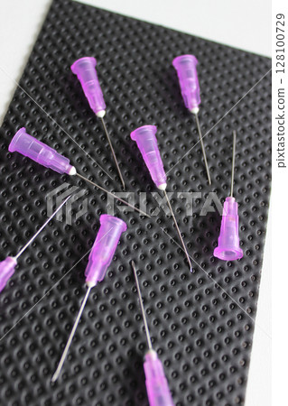 Thin Needles For Vaccine Injection Scattered On Disinfected Napkin  128100729