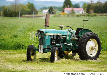 復古拖拉機 128101372