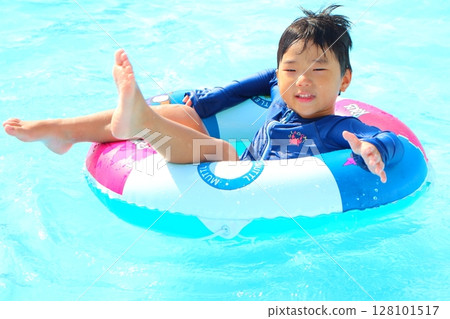 男孩在游泳池裡玩 男孩在游泳池裡玩 128101517
