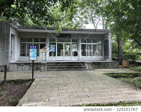 This reading room is located in Zhishanyan, a park in Taipei, Taiwan. This reading room is located in Zhishanyan, a park in Taipei, Taiwan. 128101767