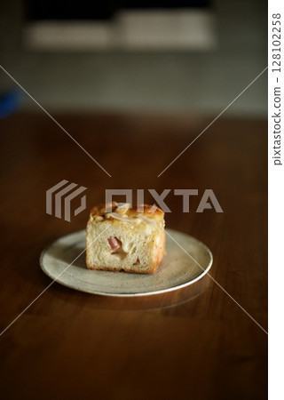 Onion bread on the artist's plate Onion bread on the artist's plate 128102258