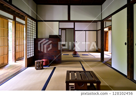 Japanese-style living room 128102456