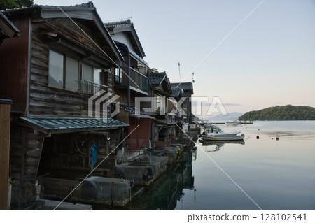 海邊的京都:從伊根浦公園眺望的船屋和青島 1 海邊的京都:從伊根浦公園眺望的船屋和青島 1 128102541