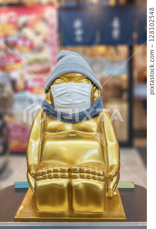 [大阪天神橋] 戴著針織帽、圍巾和麵罩的金色比利肯雕塑。 128102548