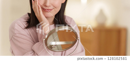 晚上做皮膚護理的女人 128102581