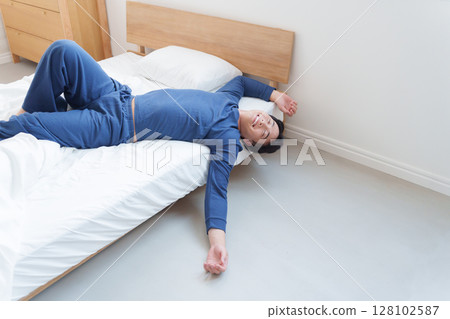 睡眠不好的男人 128102587