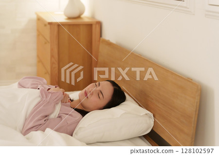 晚上在床上失眠的女人 晚上在床上失眠的女人 128102597