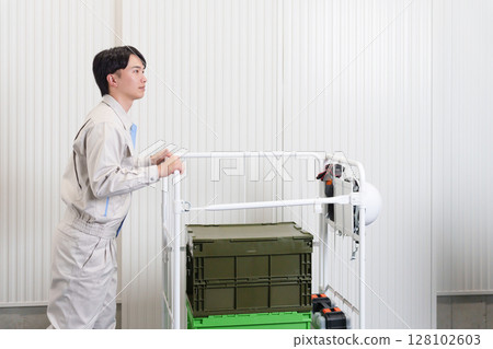 Male worker working in a warehouse 128102603