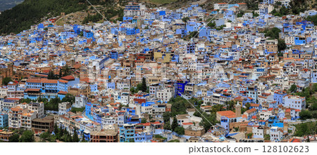 從摩洛哥里夫山脈北麓舍夫沙萬的西班牙清真寺可以欣賞到藍色城市的壯麗景色 從摩洛哥里夫山脈北麓舍夫沙萬的西班牙清真寺可以欣賞到藍色城市的壯麗景色 128102623