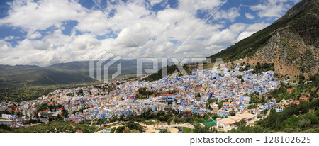 從摩洛哥里夫山脈北麓舍夫沙萬的西班牙清真寺可以欣賞到藍色城市的壯麗景色 從摩洛哥里夫山脈北麓舍夫沙萬的西班牙清真寺可以欣賞到藍色城市的壯麗景色 128102625
