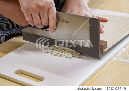 父母與孩子切蕎麥麵的手(孩子:7歲男孩) 父母與孩子切蕎麥麵的手(孩子:7歲男孩) 128102849