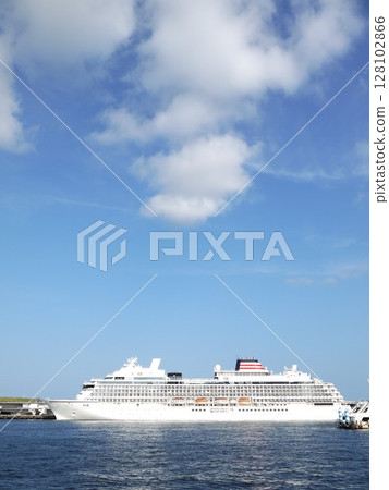 Luxury liner to be anchored in Osanbashi 128102866