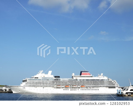 Osanbashi Pier where luxury cruise ships are moored 128102953