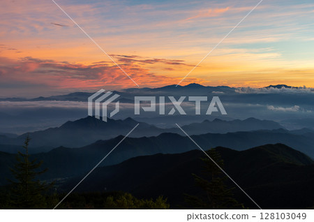 美原高原雲海中漂浮的山脈 128103049