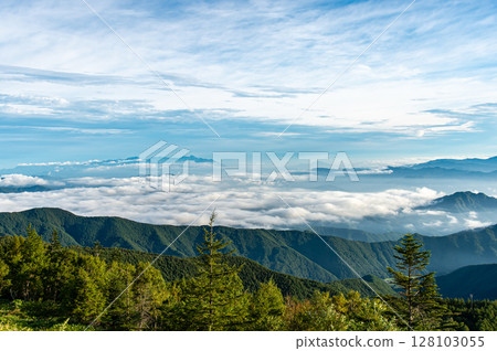 美原高原雲海中漂浮的山脈 美原高原雲海中漂浮的山脈 128103055