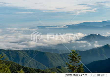 Mountains floating in the sea of clouds of Utsukushigahara Highlands Mountains floating in the sea of clouds of Utsukushigahara Highlands 128103056