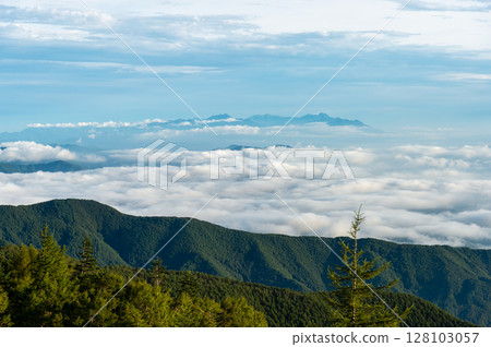 Mountains floating in the sea of clouds of Utsukushigahara Highlands Mountains floating in the sea of clouds of Utsukushigahara Highlands 128103057