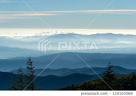 美原高原雲海中漂浮的山脈 128103060