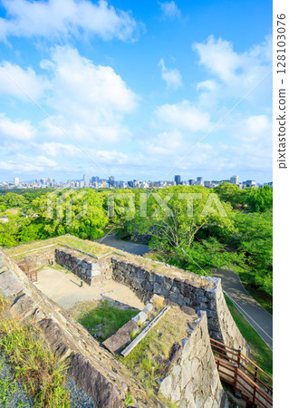 初夏時節從福岡城遺址看到的福岡縣福岡市 128103076