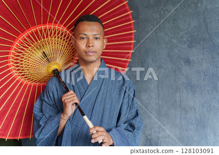Foreign tourists wearing yukata 128103091